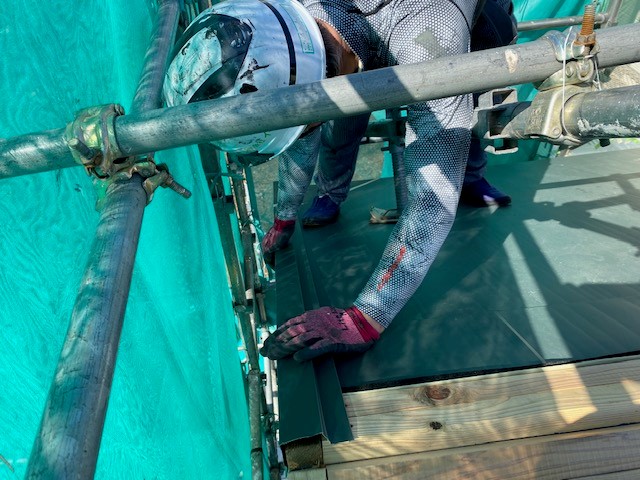 ケラバ包み板金の取り付け中です