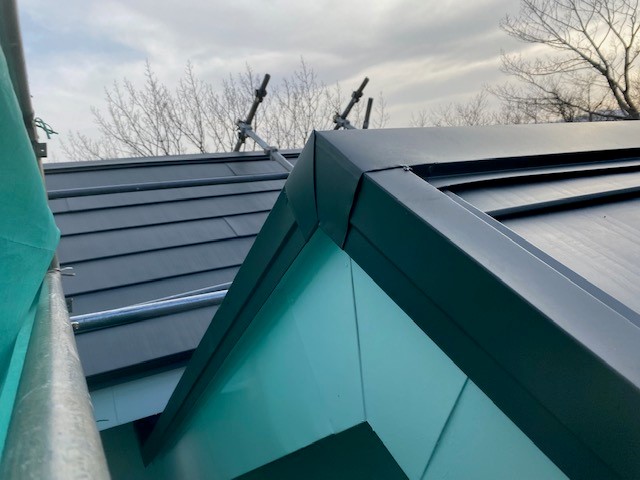 棟板金の巴を納めました