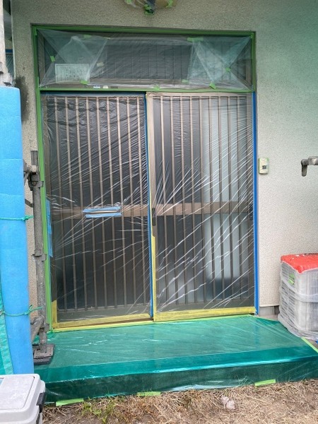 玄関周りの養生をしました