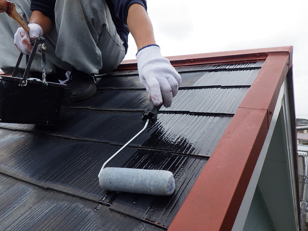 屋根の下塗り作業