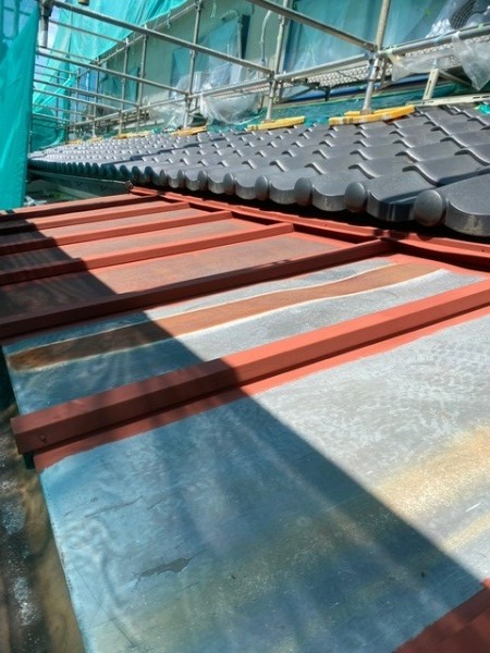 瓦棒屋根の下塗り中です