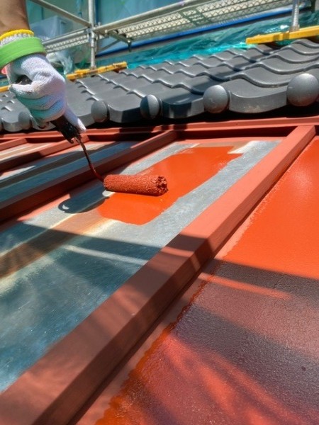 瓦棒屋根の下塗り中です