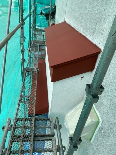 外壁板金部の下塗りが終了しました