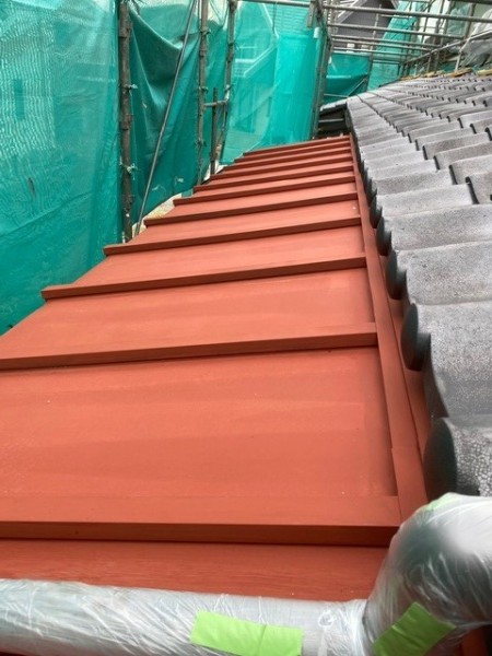 外壁板金部の下塗りが終了しました