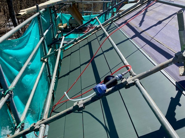 横暖ルーフの貼り付け中です