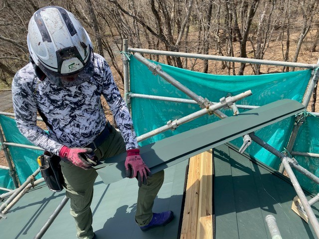 棟板金の加工中です