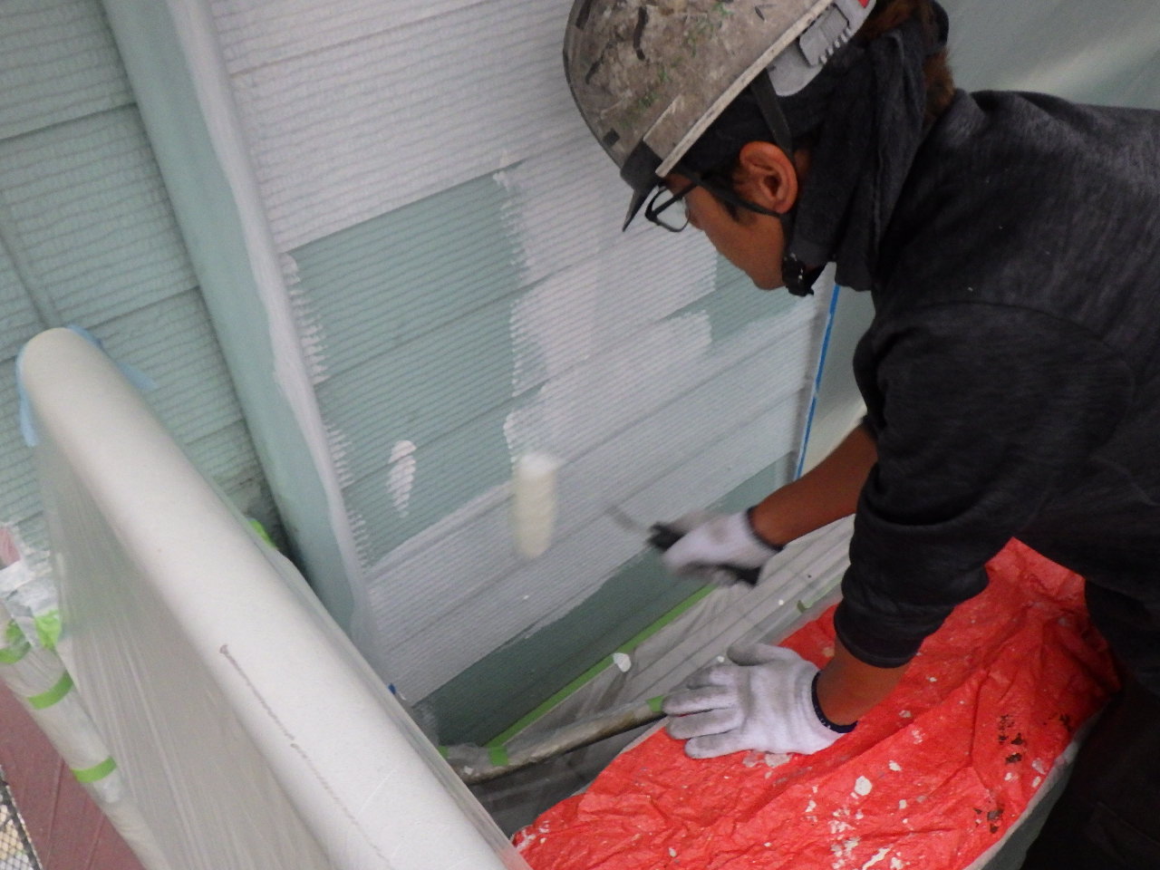 外壁の下塗りと補修