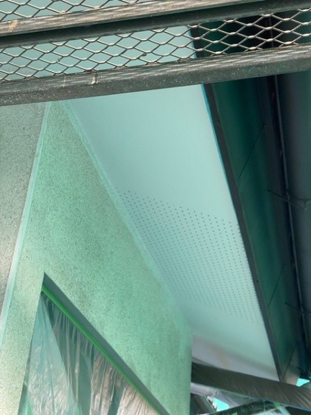 軒天２回目塗装終了です