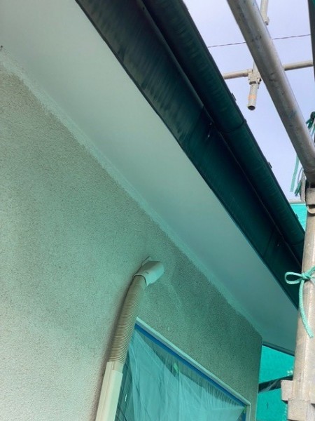 軒天２回目塗装終了です