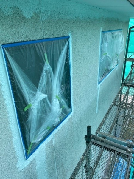 外壁面の下塗りダメ込み終了です