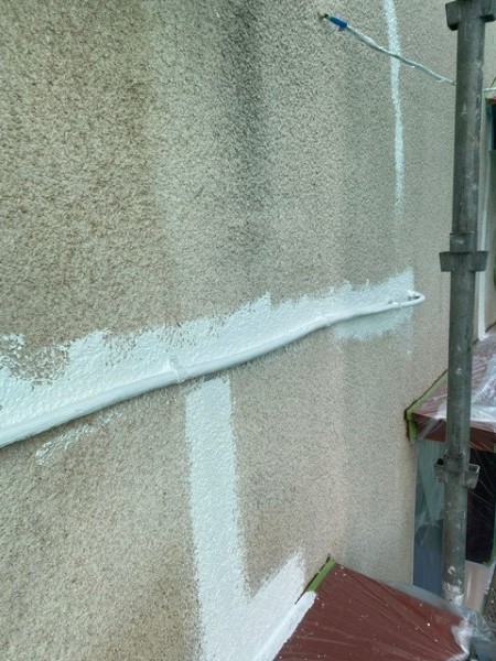 外壁面の下塗りダメ込み終了です