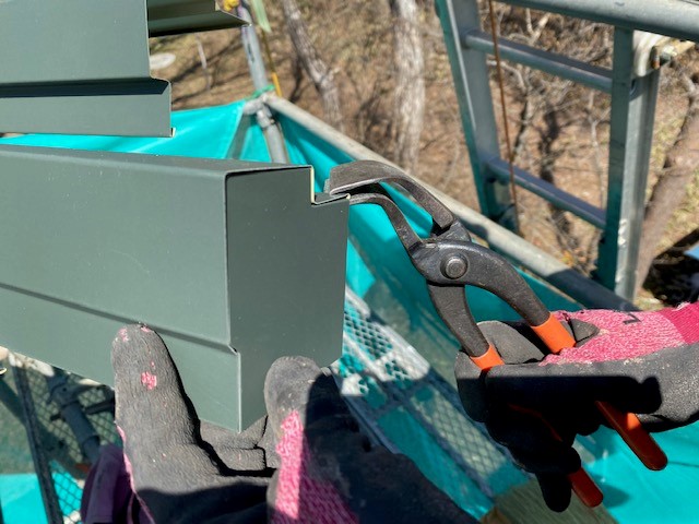 ケラバキャップの取り付け中です