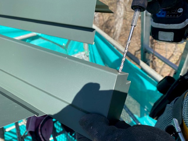 ケラバキャップの取り付け中です