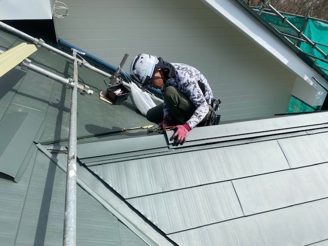 棟板金の取り付け中です