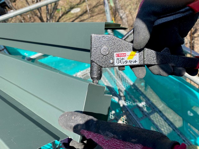 ケラバキャップの取り付け中です