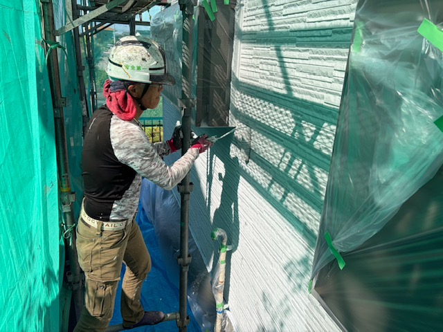 外壁の塗装作業をムラなく丁寧に