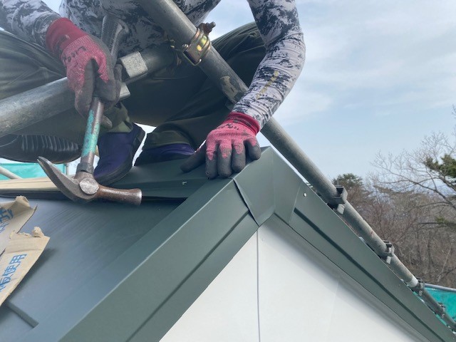 棟板金の固定中です
