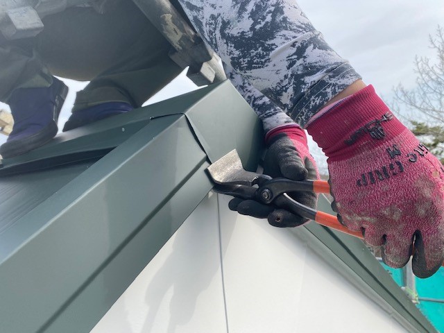 棟板金の巴を納めました