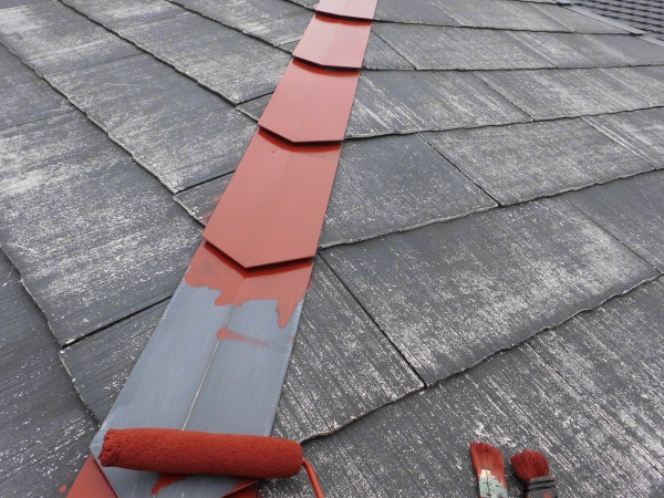 棟板金にさび止めを塗装しました