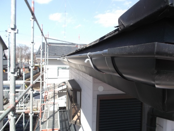 軒樋を取り付けました。