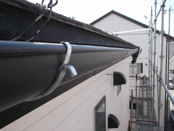軒樋を取り付けました。２
