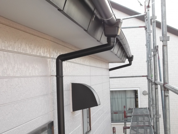 縦樋と集水器を取り付けました。