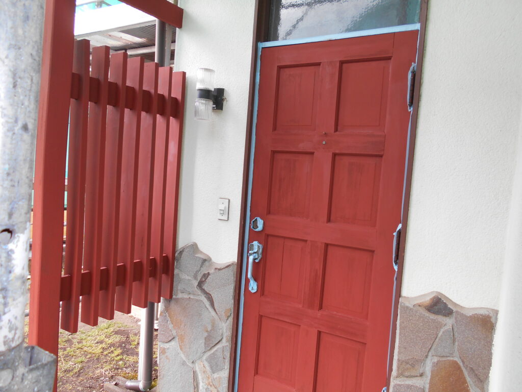 玄関ドアの下塗り終了