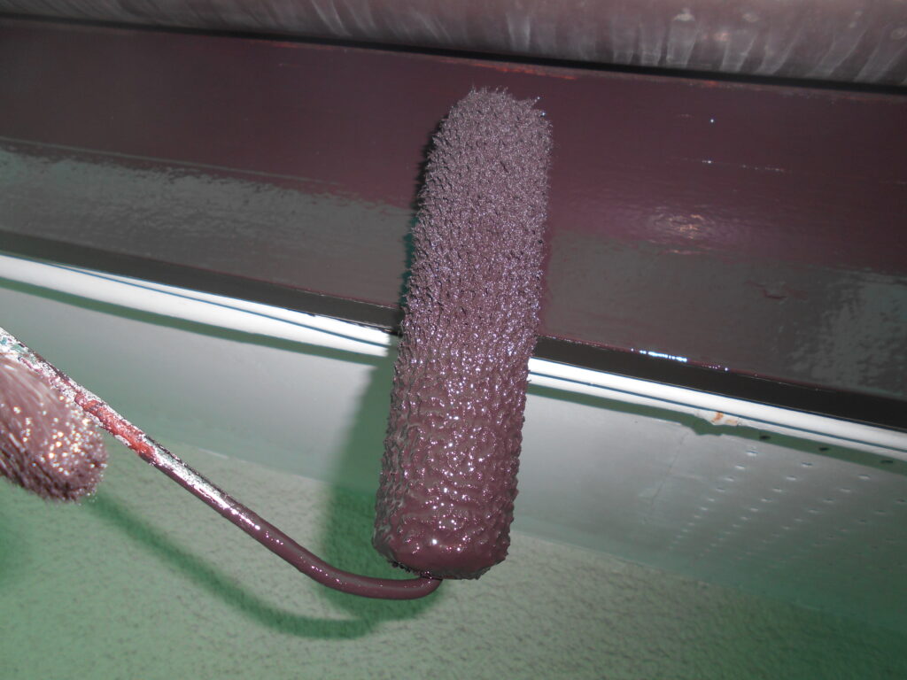 破風板上塗り塗装中