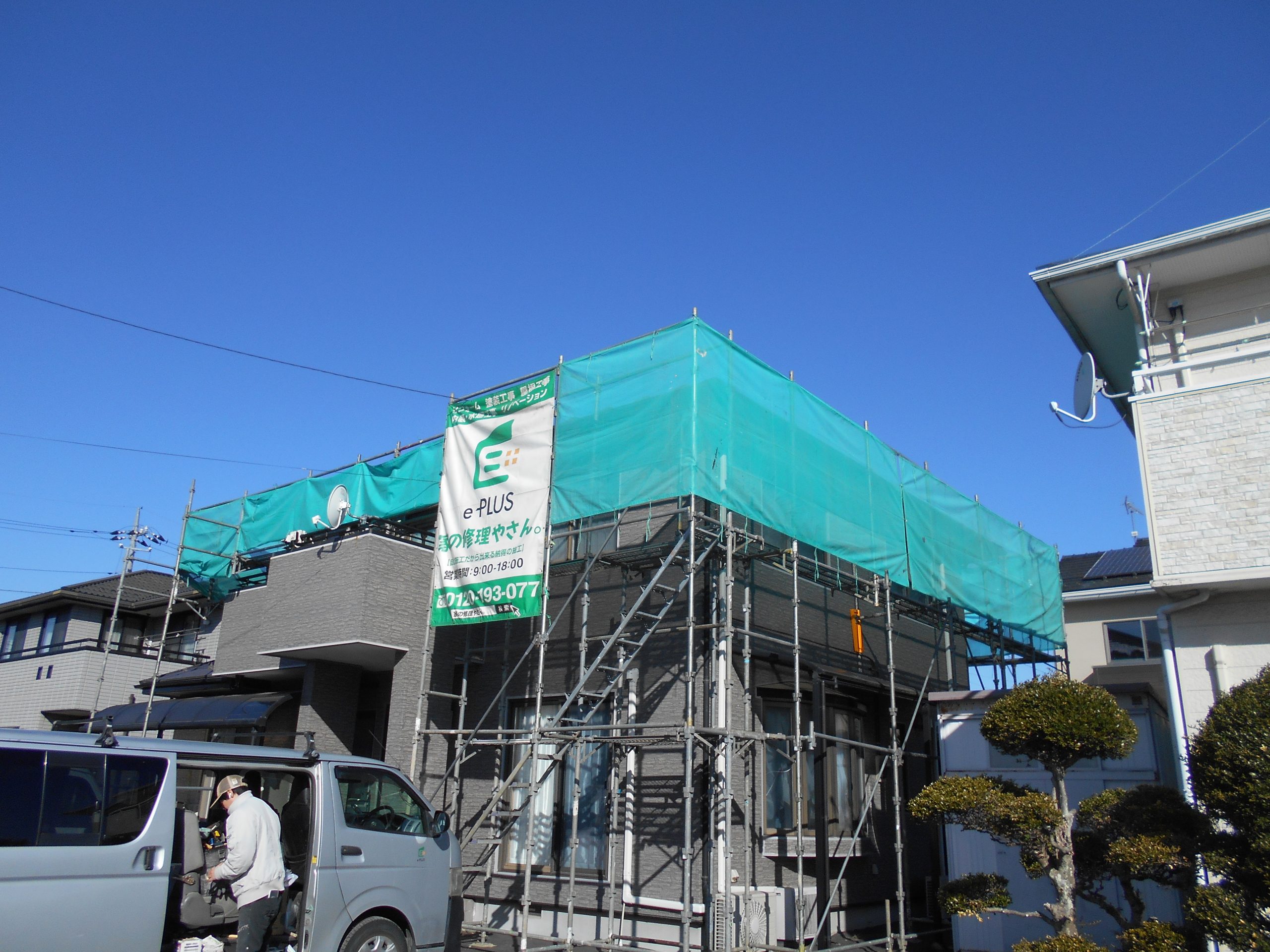 足場設置後の建物全景