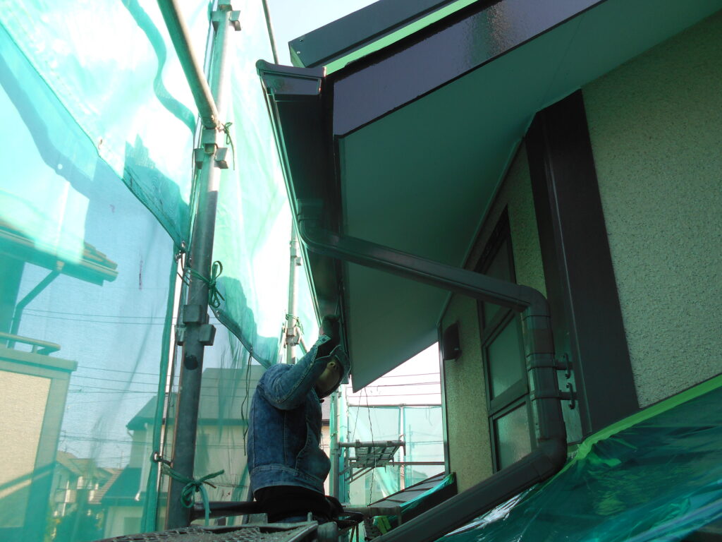 鼻隠し雨樋塗装中