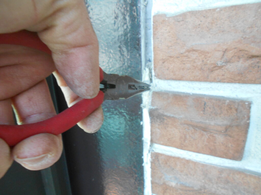 シーリング撤去中