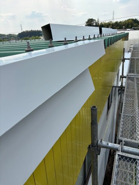 隠し板金の取り付け中です