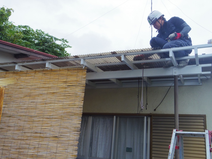 宇都宮市O様、波板取り付け中