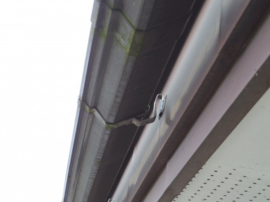 軒樋の支持金具の破損