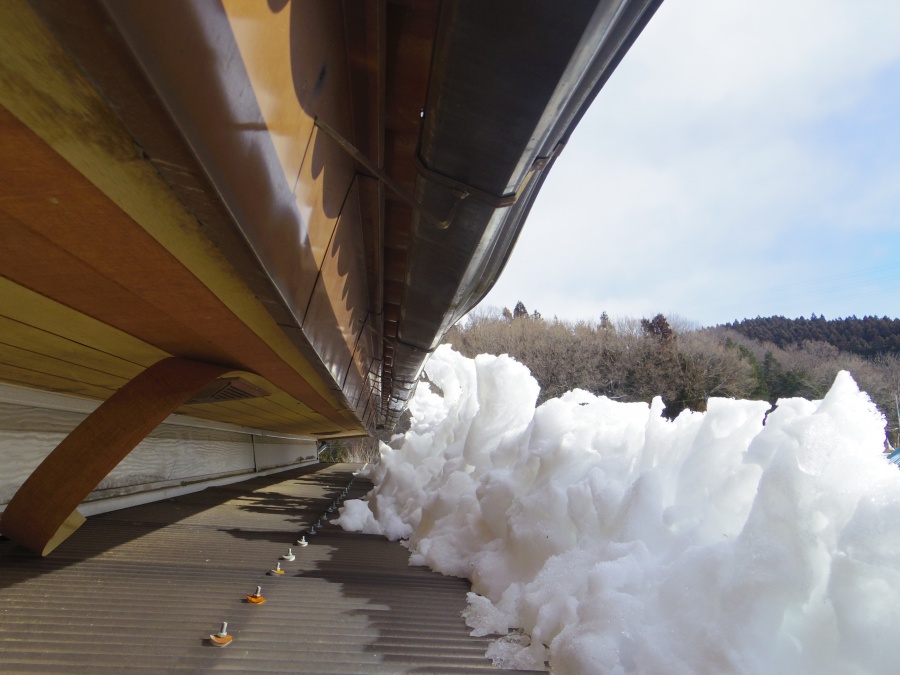 軒樋が膨らんでいます