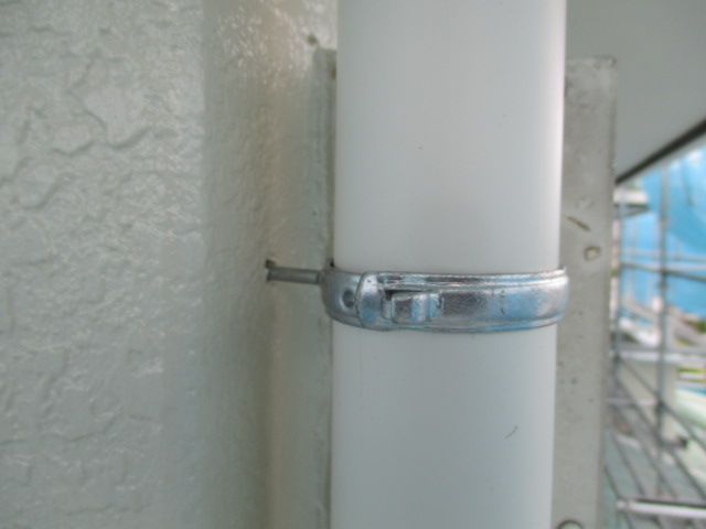 縦樋を取り付けました