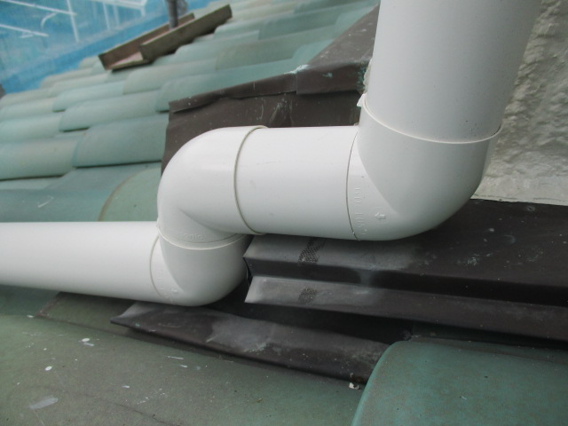 壁水切りをエルボーでよけます