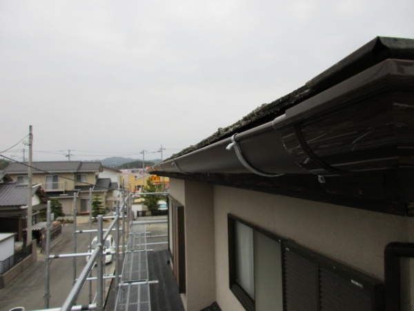 軒樋を取り付けました
