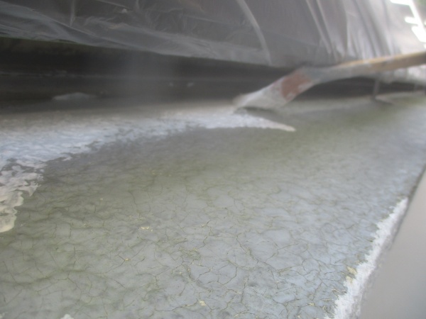 下塗りの刷毛塗装中です