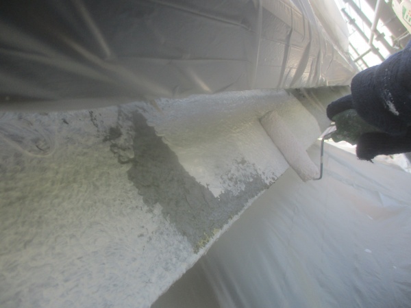 下塗りのローラー塗装中です