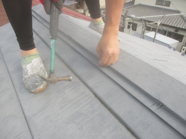 棟板金の取り付け中です