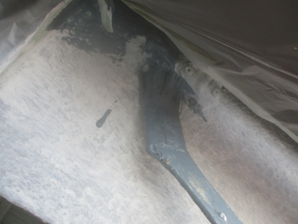 中塗り刷毛塗装中です