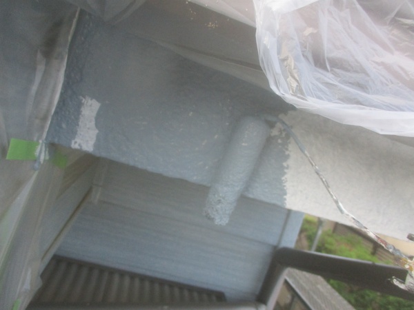 中塗りローラー塗装中です