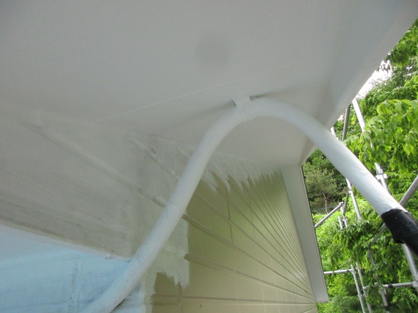 軒天を塗装しました