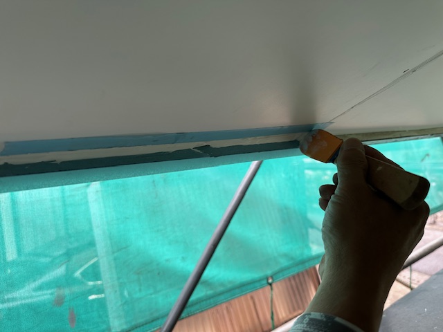 シーリングをヘラで均します