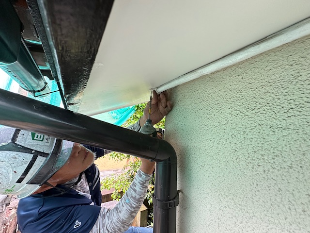 電線の取り付け中です