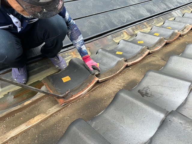 瓦の取り外し中です