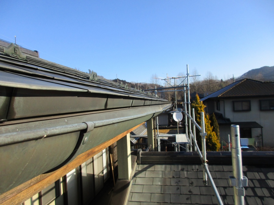 雪で曲がっている軒樋