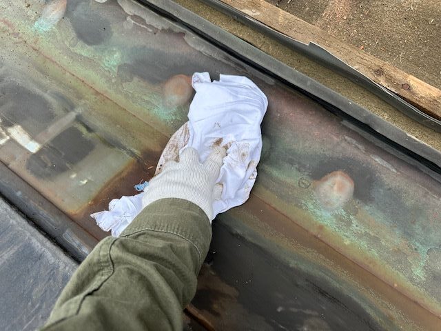 雨水をふき取り中です