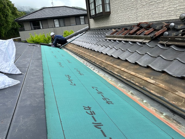 ルーフィングの敷き込み中です